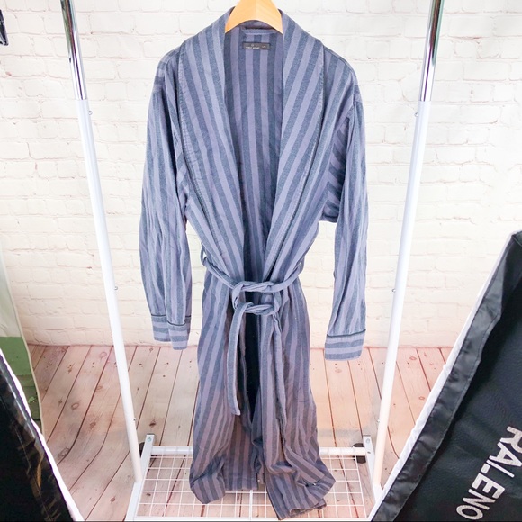 Noble Mount Bathrobe - Picture 1 of 4